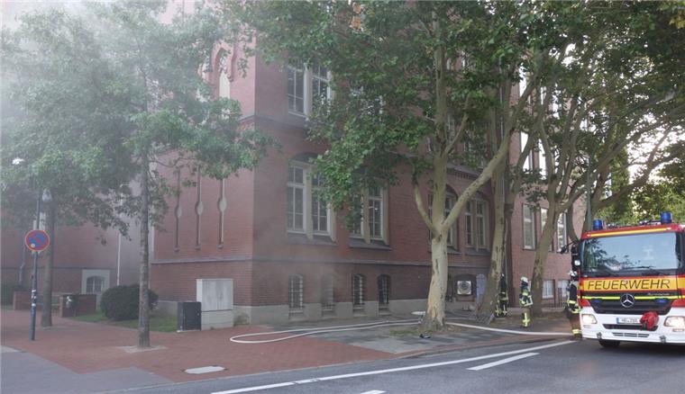 Feuer bricht in Schule in Lehe aus Im Keller der Schule am Ernst Reuter Platz in Lehe hat es gebrannt.