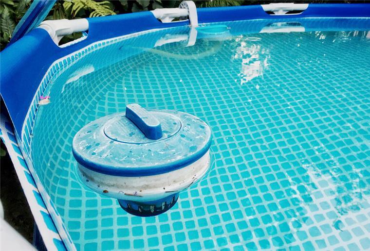 Im Keller eines Einfamilienhauses ist aus einer defekten Poolpumpe Chlor ausgetreten.