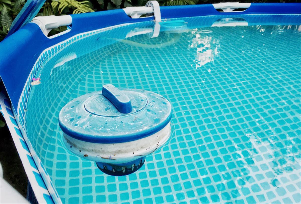 Im Keller eines Einfamilienhauses ist aus einer defekten Poolpumpe Chlor ausgetreten.