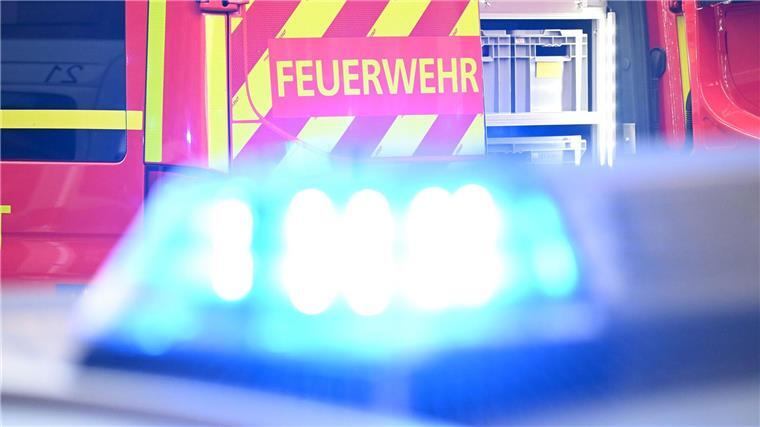 Im Keller eines Mehrfamilienhauses brennt es, vier Menschen werden per Drehleiter gerettet - es gibt fünf Verletzte. (Symbolbild)