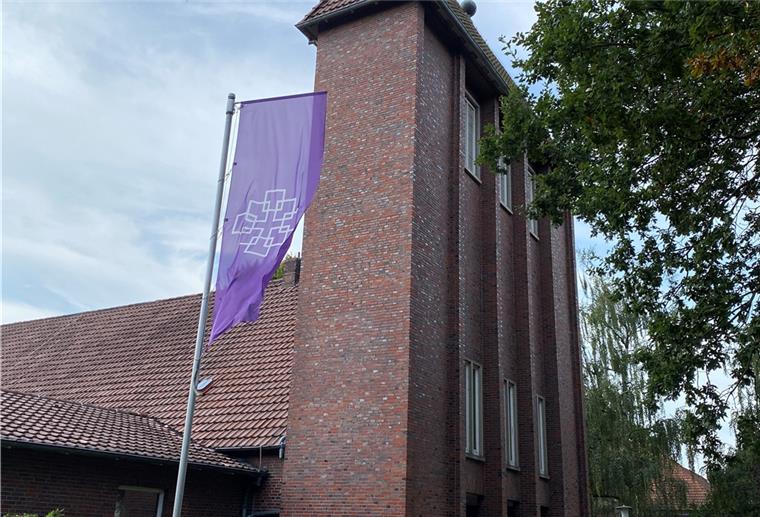 Im Kirchturm der Nordenhamer Martin-Luther-Kirche hängen drei Glocken, die ein Motor zum Läuten bringt. 