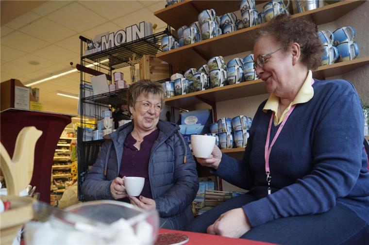 Einer der letzten Tante-Emma-Läden steht in Butjadingen Im kleinen Tante-Emma-Laden in Eckwarden trifft sich das halbe Dorf zum Klönschnack. Elke Abram (links) und Inge Büsing schauen regelmäßig auf eine Tasse Kaffee vorbei.