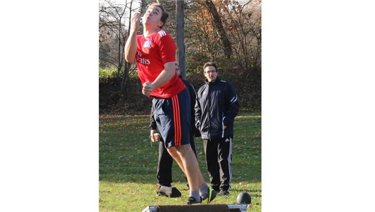 Der Kloot hat es Thore Bruns aus Waddens angetan Im Klootschießen erzielt der 16-jährige Thore Bruns vom Klootschießer- und Boßelverein Waddens zurzeit Weiten um die 69 Meter.