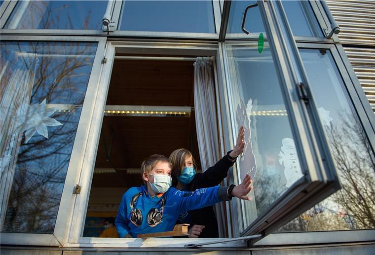 Im kommenden Herbst und Winter werden die Schiffdorfer Schüler, hier ein Symbolfoto, auch weiterhin die Fenster ihrer Klassenzimmer öffnen müssen. Denn die Lüftungsanlagen, die die Gemeinde in den Schulen einbauen lassen will, lassen sich kurzfristig nicht umsetzen.