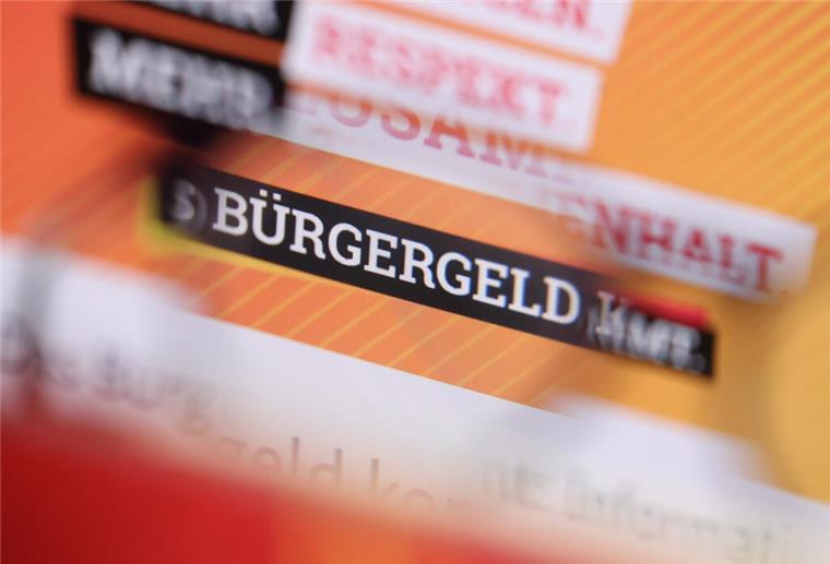 Bürgergeld wird erhöht: So viel Geld gibt es 2024 Im kommenden Jahr gibt es mehr Bürgergeld: 2024 gibt es für Empfänger deutlich mehr Geld.