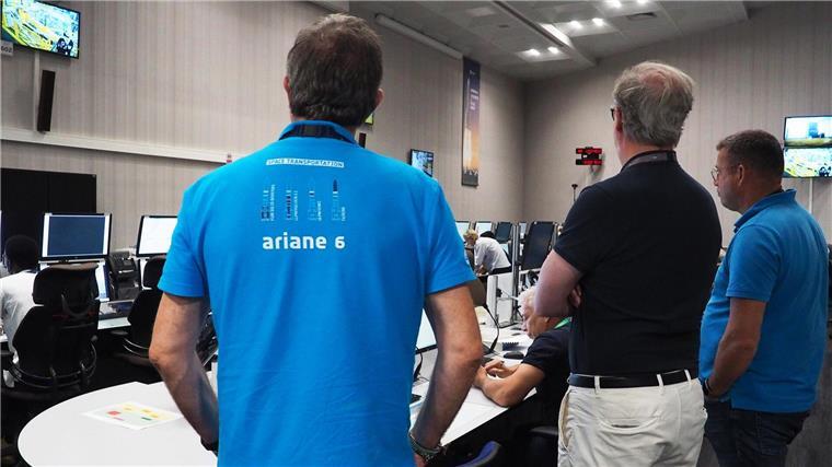 Raumfahrt-Fachleute vor Ariane-Start zuversichtlich Im Kontrollraum wird der Ablauf bis zum Beginn des Flugs gemonitort.