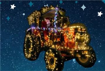 Im Konvoi fahren am Samstagabend die Weihnachtstrecker vor.