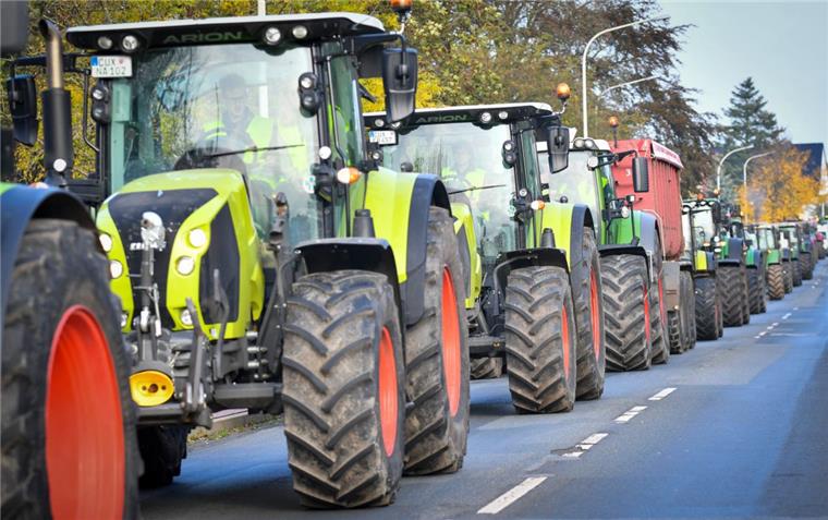 Über 700 Trecker rollen bei Bauern-Demo durch das Cuxland Im Korso durch das Cuxland: Hunderte von Bauern protestierten am Dienstag in drei Treckerkonvois gegen die Agrarpolitik der Bundesregierung.