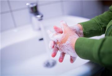 Kinder waschen sich in einer Kindertagesstätte die Hände mit Seife
