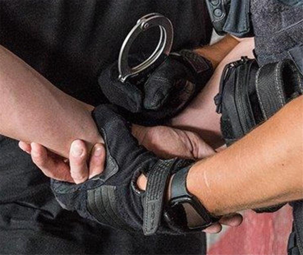 Polizei nimmt per Haftbefehl gesuchte Reinigungskraft vorläufig fest Eine Person wird verhaftet. Handschnellen sind zu sehen. Im Kreis Cuxhaven wurde eine Gebäudereinigerin bei einer Kontrolle festgenommen. Ihr drohten 30 Tage Haft oder eine Geldstrafe wegen eines Haftbefehls.