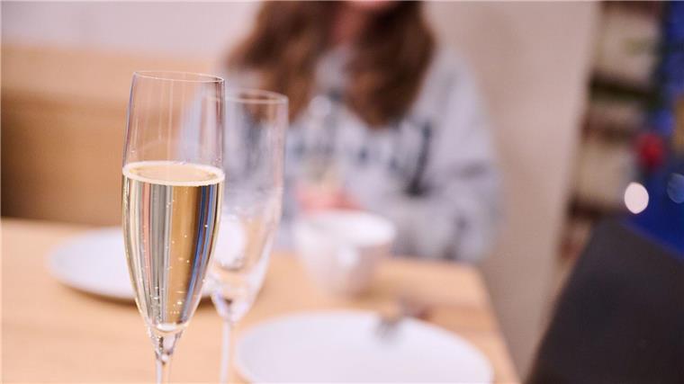 Niedersachsen gegen begleitetes Trinken ab 14 Jahren Im Kreise der Familie dürfen Jugendliche derzeit schon mit 14 Jahren Sekt, Wein und Bier trinken (Archivbild).