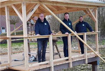 Im Kurpark in Burhave entsteht derzeit ein neuer Pavillon. Über diese und die weiteren umgesetzten oder noch geplanten Maßnahmen informierten diese Woche (von links): Reiner Jahn, Jens Bode und Robert Kowitz (alle von der Tourismus-Service Butjadingen).