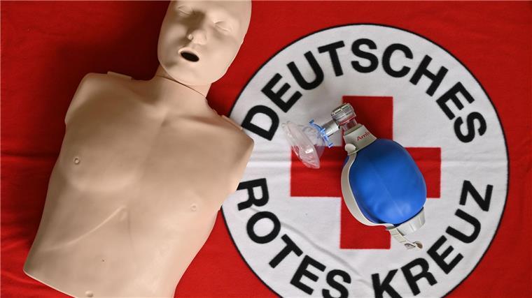 Wiederbelebung - Mediziner fordern mehr Übungen an Schulen Im Kurs der Arbeitsgemeinschaft Schulsanitätsdienst an der Oberschule in Fredersdorf (Märkisch-Oderland) liegt ein Dummy für die Übung der Wiederbelebung und Beatmung.