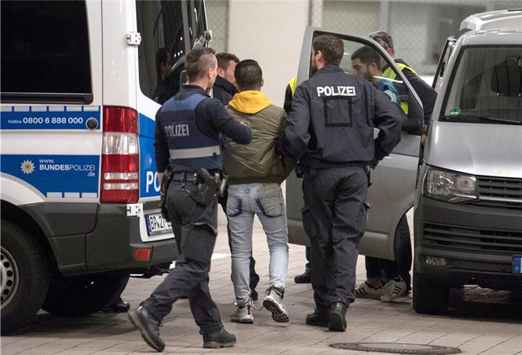 Keine Abschiebungen aus Kirchen oder Schulen Polizisten führen einen Mann ab.