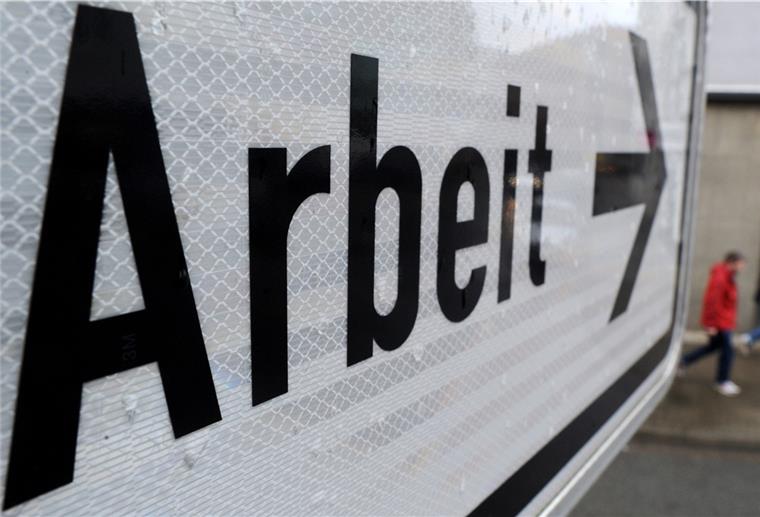 Land Bremen: Arbeitslosigkeit ist weiter gesunken Schild mit der Aufschrift Arbeit