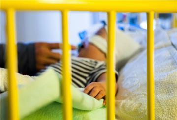Vater Ziyad Salem betreut seinen achteinhalb Monate alten Sohn Omran Salem, der mit einem Atemwegsinfekt auf der Intensivstation der Kinderklinik des St. Joseph-Krankenhauses liegt und non-invasiv beatmet wird (CPAP-Beatmung). 