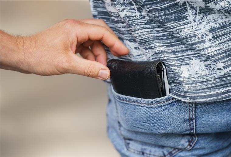Taschendiebe schlagen im Cuxland zu: Das rät die Polizei Im Landkreis Cuxhaven sind vermehrt Taschendiebe unterwegs.