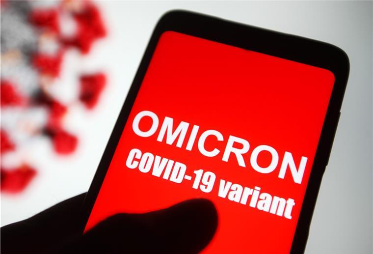 Erster Verdachtsfall der Omikron-Variante in Niedersachsen Auf dem Bildschirm eines Smartphones ist der Text «Omicron COVID-19-variant» zu lesen.