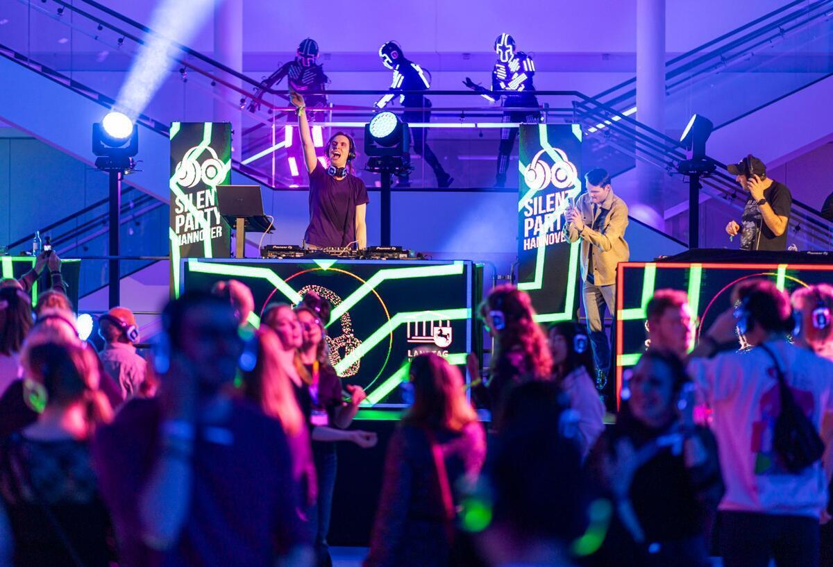 Silent Party: Landtag wird für sechs Stunden zum Club Im Landtag war mal was ganz anderes los.