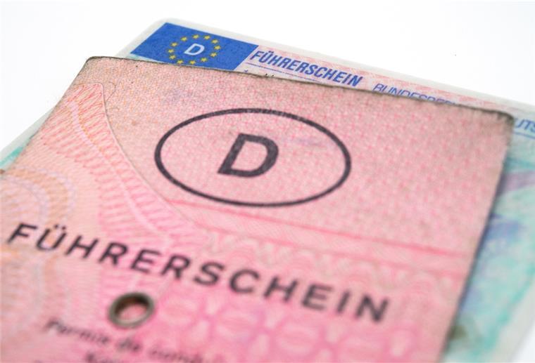 Der Führerschein-Tausch im Cuxland läuft nicht rund Im Laufe der nächsten Jahre müssen fast alle Führerscheine getauscht werden: Für den grauen "Lappen" oder den rosa Ausweis gibt es dann eine scheckkartengroße Lizenz.