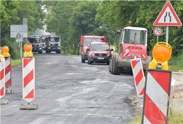 Im Laufe des Donnerstags sollen die Arbeiten an der Landesstraße 859 ihren Abschluss finden.