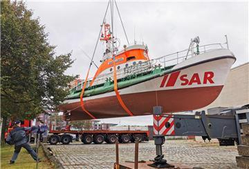 Im Laufe von Sanierungsarbeiten wechselte die "Hans Lüken" den Standort: Ein Kran hob das 35 Tonnen schwere und 19 Meter lange Schiff in die Luft.