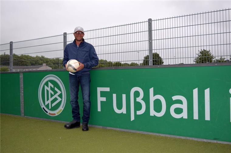 „Der tägliche Hindernislauf“: So sieht Inklusion im Sport aus Im Leben von Andreas Peutrich dreht sich alles um den Fußball. Nach einem schweren Autounfall hätte er nie geglaubt, dass er einmal wieder dem runden Leder hinterherlaufen kann. Mittlerweile trainiert er regelmäßig mit den Ü70-Kickern vom FC Sparta.