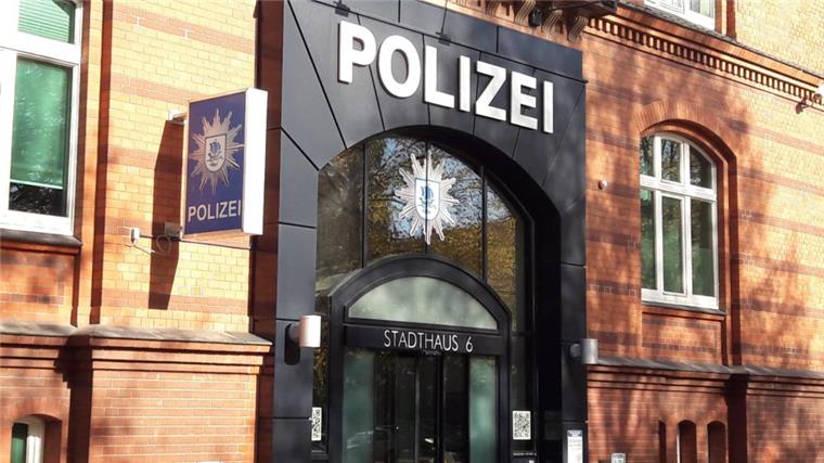 Mann im Leher Stadtpark ausgeraubt Im Leher Stadtpark, nahe des Polizeireviers, ist am Montagmorgen ein 29-Jähriger überfallen worden.