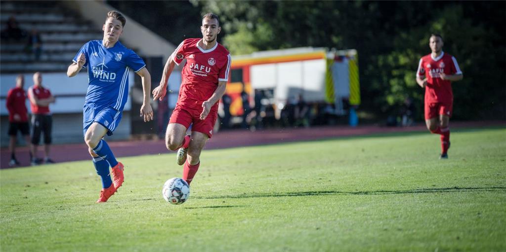 Im letzten von drei Spielen des Blitzturniers machten die Jungs vom FC Eintracht Cuxhaven ihrem Gastgeber dem OSC Bremerhaven ordentlich Druck und konnten letztlich den Sieg erringen. Foto: Hartmann