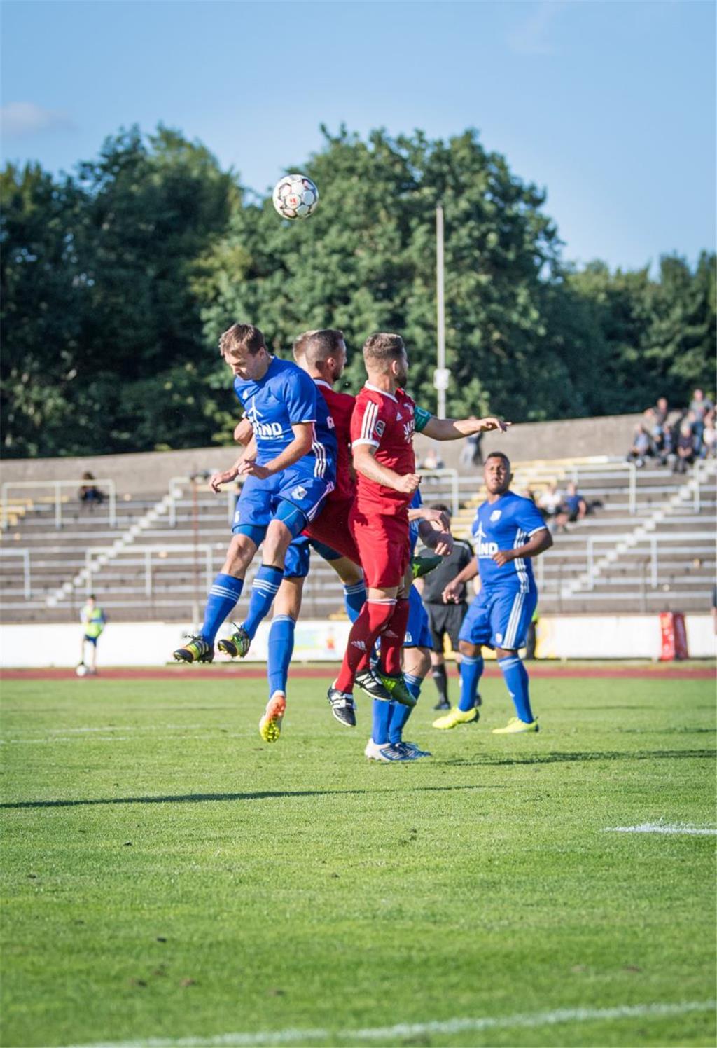 Im letzten von drei Spielen des Blitzturniers machten die Jungs vom FC Eintracht Cuxhaven ihrem Gastgeber dem OSC Bremerhaven ordentlich Druck und konnten letztlich den Sieg erringen. Foto: Hartmann