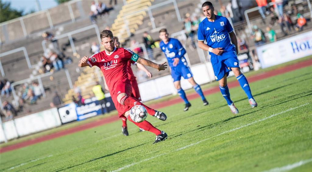 Im letzten von drei Spielen des Blitzturniers machten die Jungs vom FC Eintracht Cuxhaven ihrem Gastgeber dem OSC Bremerhaven ordentlich Druck und konnten letztlich den Sieg erringen. Foto: Hartmann