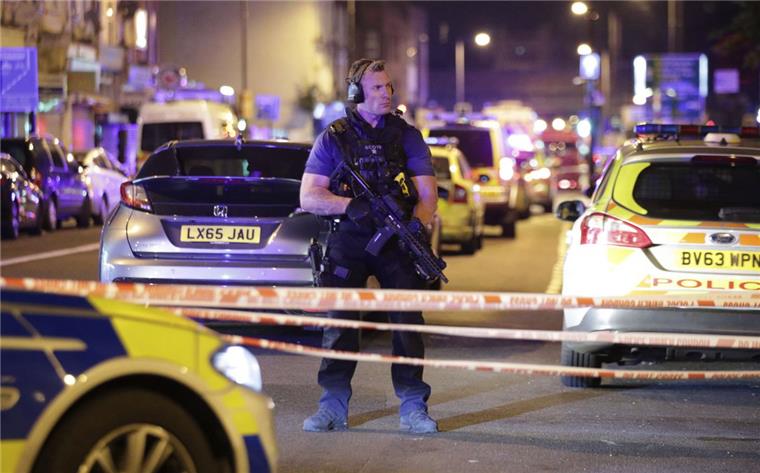 London: Minivan rast vor Moschee in Menschenmenge Im Londoner Stadtteil Finsbury Park hat es nach Polizeiangaben einen schweren Zwischenfall mit mehreren Opfern gegeben. Es gebe Berichte über ein Fahrzeug, das Passanten gerammt habe.