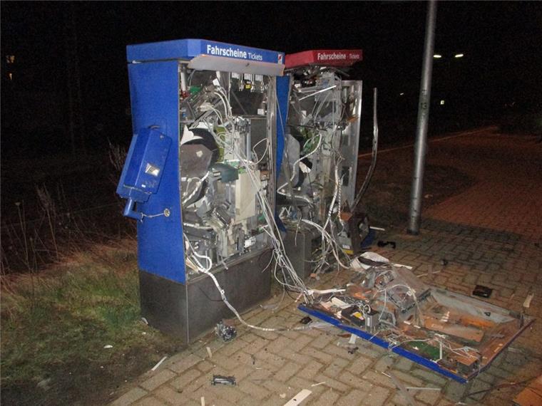 Ticketautomaten im Cuxland gesprengt - Bande festgenommen Im März wurde der Fahrkartenautomat in Bremerhaven-Wulsdorf gesprengt. Auch im Cuxland fielen Kriminellen einige Automaten zum Opfer. Ob die Tat auch der Bande zuzurechnen ist, ist noch unklar.