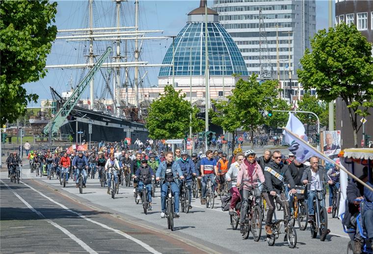 Bremerhavens Radverkehr kommt ins Rollen Im Mai 2019 haben 500 Radfahrer für bessere Radwege in der Stadt demonstriert. Nun will die Koalition aus SPD, CDU und FDP am Donnerstag viele Projekte auf den Weg bringen. Archivfoto: Masorat
