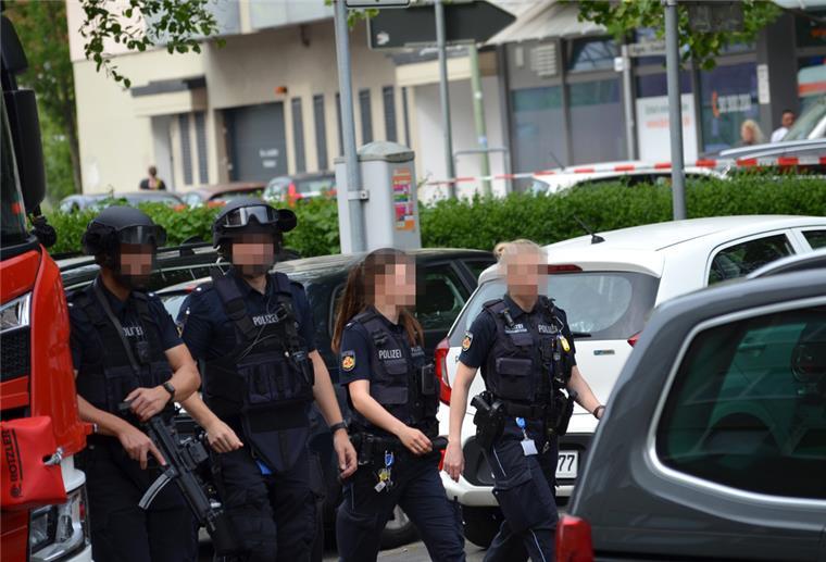 Gewalttat am Lloyd-Gymnasium Bremerhaven: Verdächtiger angeklagt Im Mai 2022 waren Schüsse am Lloyd-Gymnasium gefallen: Einsatzkräfte der Polizei rückten an.