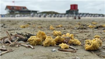 Im Mai wurden schon einmal wachsartige Klumpen am Strand von Norderney angespült. (Archivbild)