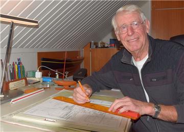 Im Maßstab 1:200 hat Helmut Koch eine Konstruktionszeichnung für den Nachbau des Rumpfes der „Seuten Deern“ in Stahl angefertigt. Die Linien wurden vom hölzernen Rumpf der in Bremerhaven liegenden Bark übertragen. Anhand des fertigen Stahlplans könne eine Werft die Kosten für einen Neubau ermitteln, so der Schiffbaukonstrukteur.