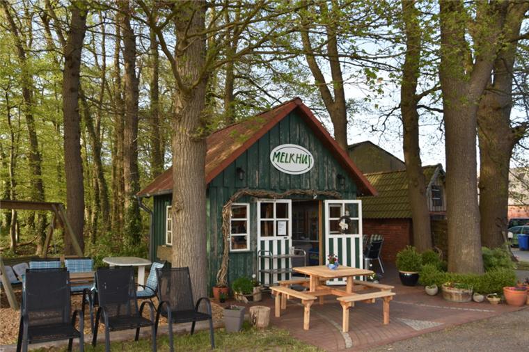Die Melkhus-Saison im Cuxland eröffnet Im Melkhus von Tanja Kühne in Wulsbüttel gibt es jetzt wieder Eis, Milchshakes und Eistörtchen.