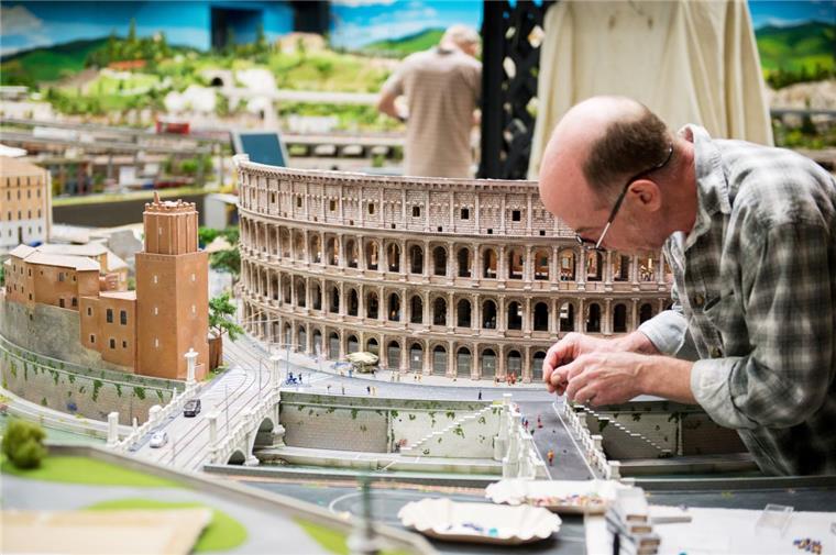 Italien ganz groß im "Miniatur Wunderland" Im "Miniatur Wunderland" in Hamburg gibt es jetzt einen Italien-Bereich. Hier bastelt ein Mitarbeiter an der Nachbildung des Kolosseums.
