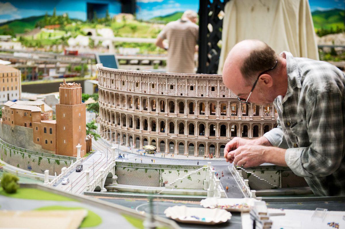 Im "Miniatur Wunderland" in Hamburg  gibt es jetzt einen Italien-Bereich. Hier bastelt ein Mitarbeiter an der Nachbildung des Kolosseums.