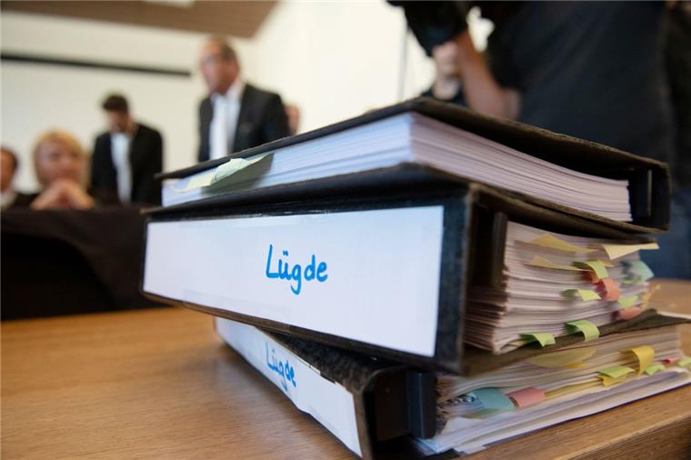 Im Missbrauchsfall Lügde hat das Landgericht Detmold am Mittwoch ein erstes Urteil gesprochen.