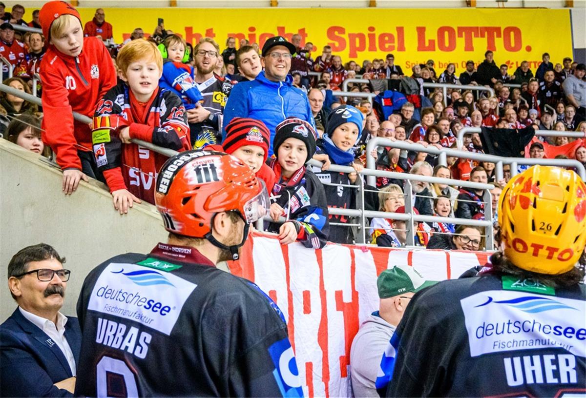 Es gibt nur Einzeltickets Im Moment ist der Stand, dass wir die Halle nicht voll belegen dürfen. Dementsprechend wird es keine Saisonkarten geben