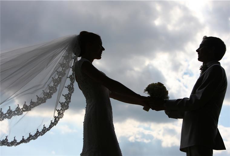 Feiern zur Corona-Zeit: Regeln sollen vereinheitlicht werden Im Moment kann jedes Bundesland für sich selbst regeln, wie viele Menschen zu einer Hochzeit eingeladen werden dürfen.