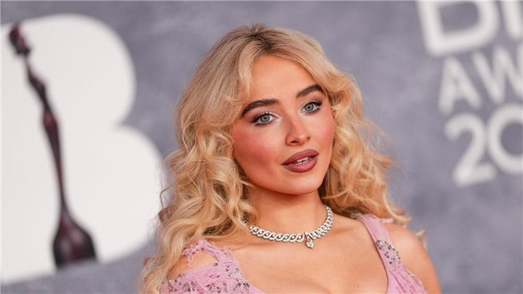 Im Musikvideo zu „Manchild“ klemmt Sabrina Carpenter eine Zigarette zwischen eine Gabel (Archivbild). 