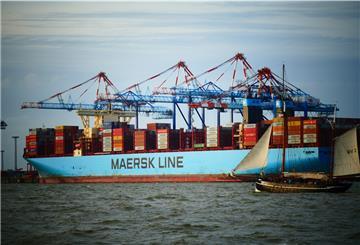Segelschiff fährt an Containerschiff an der Columbuskaje vorbei.