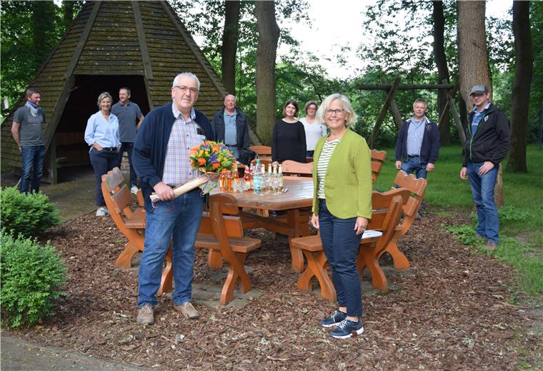Einsatz mit viel Herzblut für die Dorfgemeinschaft Im Namen des Gemeinderates: Bürgermeisterin Ulrike Ringen verabschiedete Hans-Hermann Otten, der viele Jahre mit Herzblut als Hausmeister das Rockstedter "Haus im Löh" und dessen Außenbereich in Ordnung gehalten hatte.