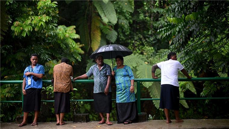 Ganz in Weiß: Charles und Camilla im Pazifikstaat Samoa Im Nationalpark O Le Pupu-Puʿe warteten royale Fans auf den König.
