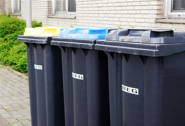 Bremerhaven: Der neue Abfuhrkalender der BEG Logistics GmbH für 2025 Mülltonnen stehen am Straßenrand