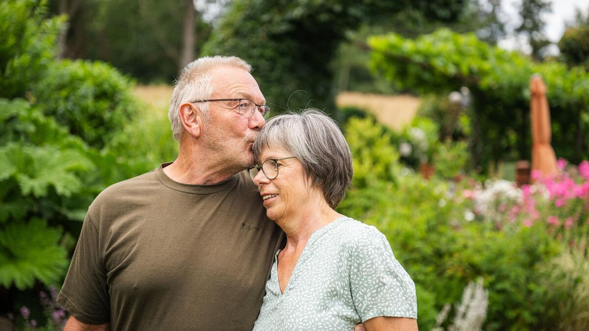 Kirchengemeinde lädt Familien zum Austausch über Partnerschaft ein Emotionale Nähe zeigen: Kleine Gesten wie ein Lächeln oder eine Umarmung stärken die Verbindung. (Symbolfoto)