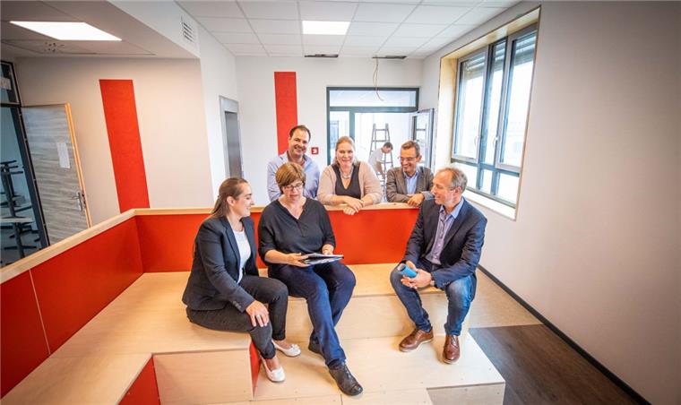 Sanierung der Heinrich-Heine-Schule: Aus Schulgang wird Lernzone Im neuen Verbindungsriegel vom Alt- zum Neubau der Heinrich-Heine-Schule treffen sich im neuen Lernflur (von links): Nathalie Lemken und Ute Ledebur von Seestadt-Immobilien, stellvertretender Schulleiter Andreas Armbrecht, Schulleiterin Maike Ehler, Stadtrat Michael Frost und Holger Schneeberg, technischer Betriebsleiter bei Seestadt-Immobilien.
